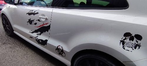 Retrait en cours d'un adhésif sur l'aile d'une Volkswagen Polo, sans attaquer la peinture
