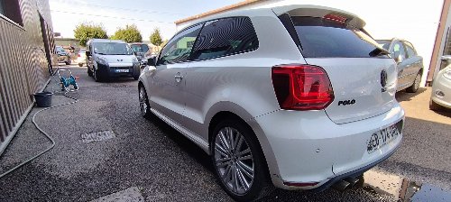 Trois-quarts arrière d'une Volkswagen Polo une fois les stickers retirés