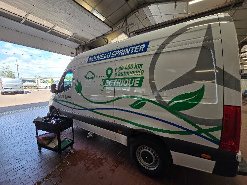 Mercedes Sprinter floqué aux couleurs d'une entreprise avant retrait du lettrage
