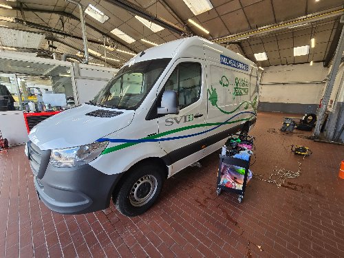 Mercedes Sprinter avec covering publicitaire, vu de trois-quarts avant