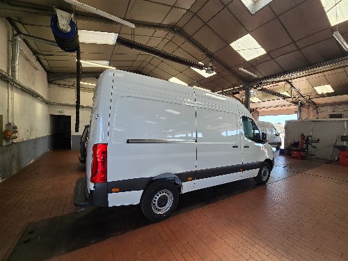 Mercedes Sprinter blanc après retrait du lettrage, sans trace de colle