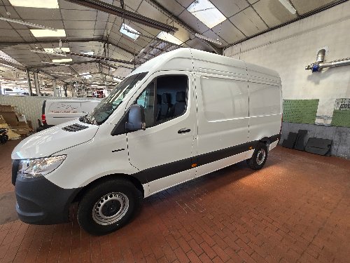 Flanc d'un Mercedes Sprinter redevenu entièrement blanc après dépose des adhésifs