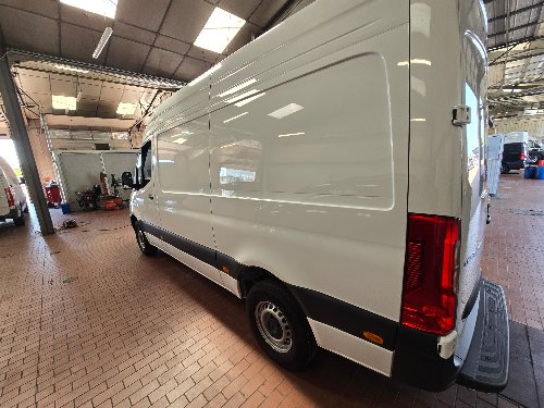 Arrière d'un Mercedes Sprinter blanc après retrait du covering