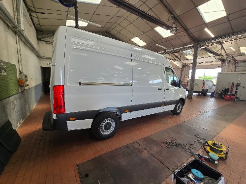 Mercedes Sprinter blanc de profil dans l'atelier, lettrage entièrement retiré
