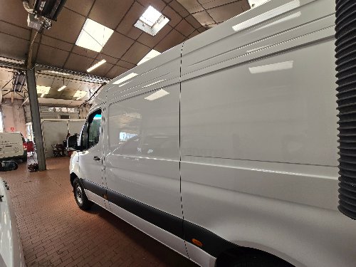 Utilitaire Mercedes Sprinter redevenu blanc, prêt à être restitué
